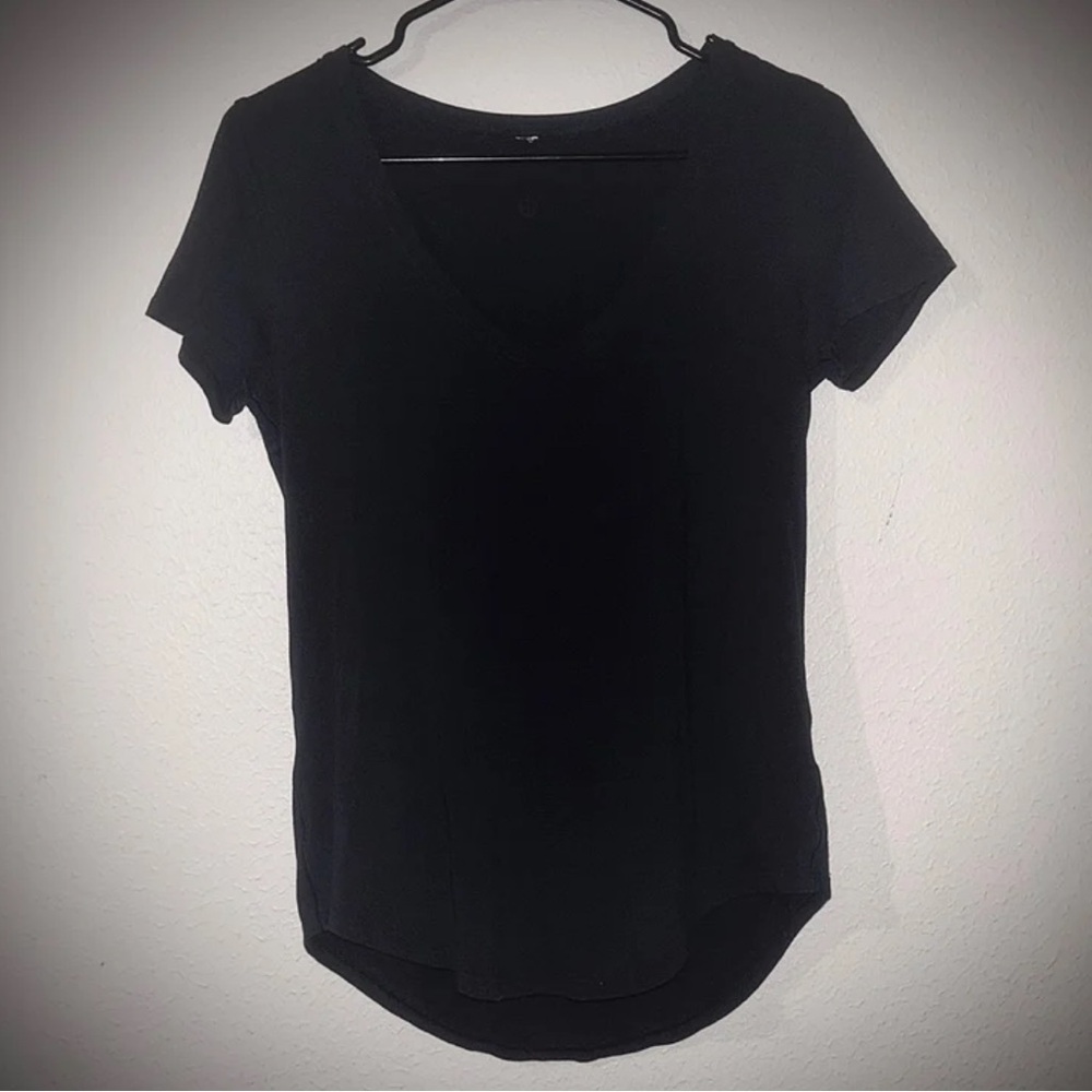 black lululemon tee